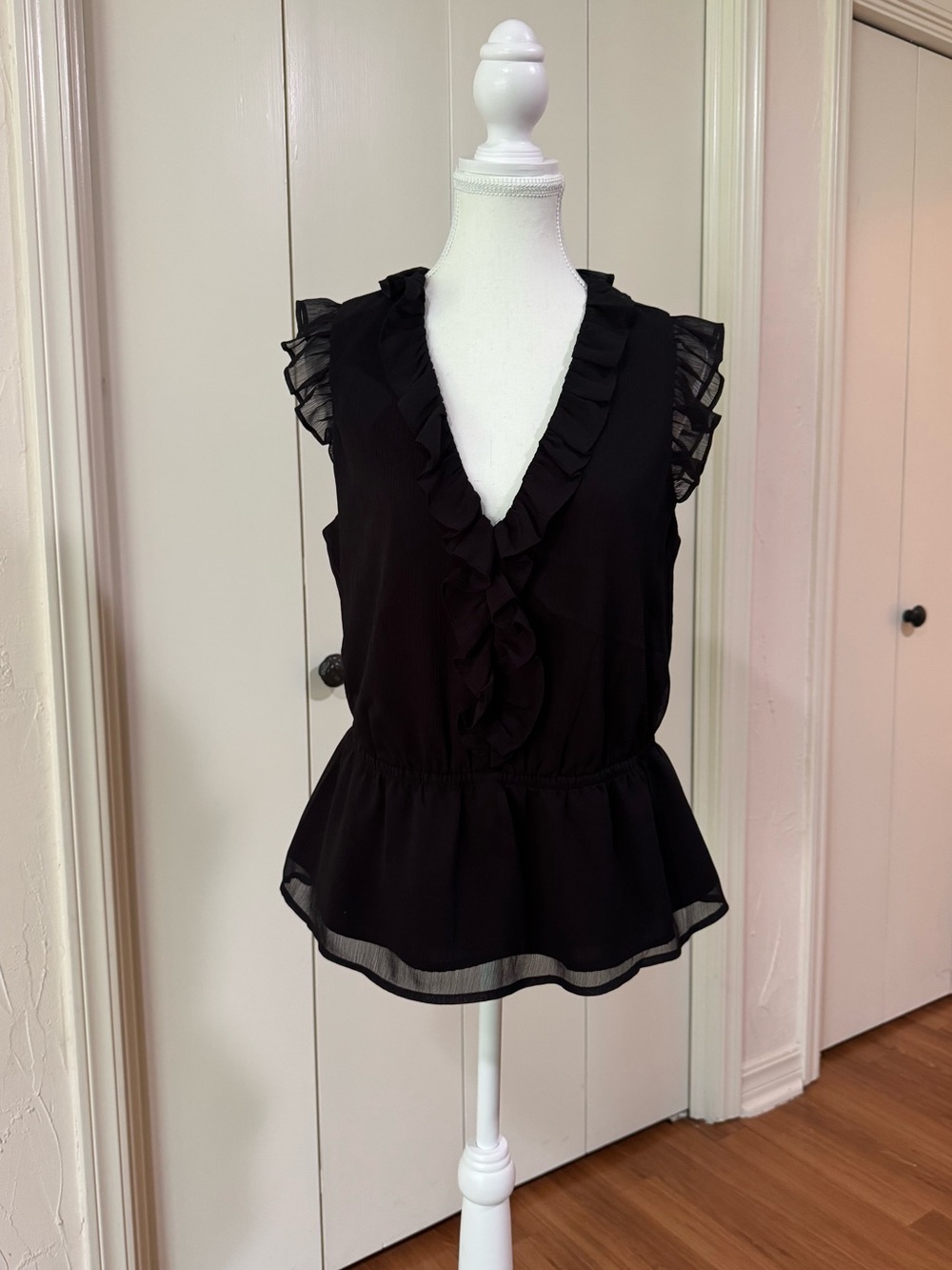 Banana Republic Black Ruffle V-Neck Sleeveless Peplum Top Medium